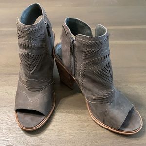 Women’s peep toe bootie Vince Camuto size 10
